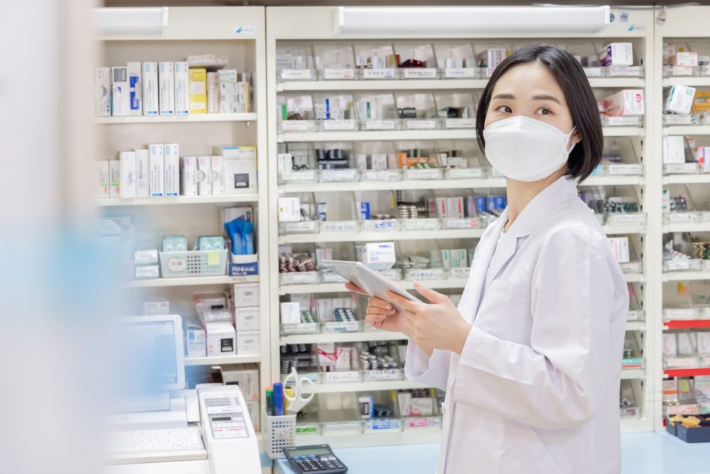 薬局にいる女性薬剤師